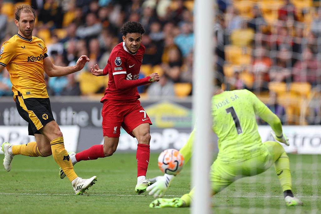 Memasuki babak kedua, Liverpool sukses menyamakan kedudukan pada menit ke-51 berkat gol yang dicetak oleh Cody Gakpo memanfaatkan umpan Mohamed Salah sehingga skor berubah menjadi 1-1. Sukses menyamakan kedudukan, Liverpool semakin rajin menebar ancaman di lini pertahanan Wolves, namun beberapa upaya yang mereka lakukan tak kunjung membuahkan hasil.