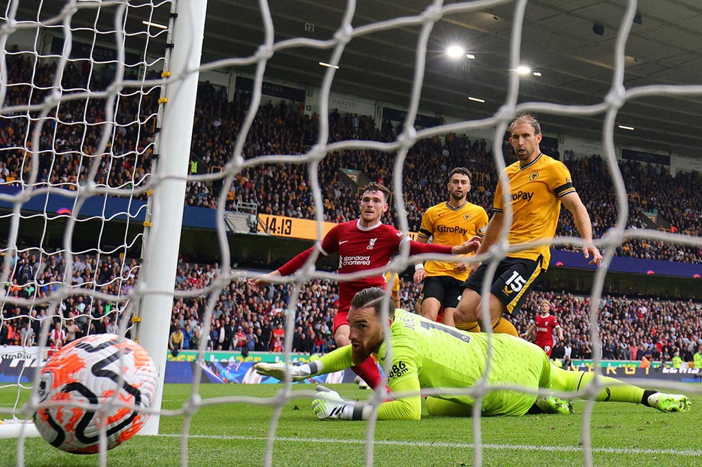 The Reds akhirnya sukses membalikkan skor menjadi 2-1 pada menit ke-85 setelah umpan sepak pojok Mohamed Salah dapat disambut oleh tendangan kaki kiri Andrew Robertson yang mengoyak jala gawang Wolves.