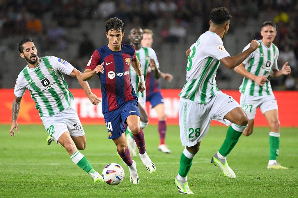 Bermain sebagai tuan rumah, El Barca unggul pada menit ke-25 melalui aksi Joao Felix usai memanfaatkan bola liar di depan gawang Real Betis.