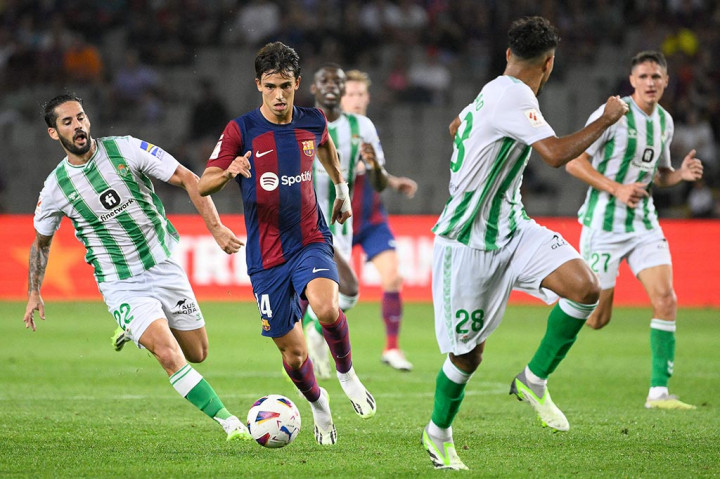 Bermain sebagai tuan rumah, El Barca unggul pada menit ke-25 melalui aksi Joao Felix usai memanfaatkan bola liar di depan gawang Real Betis.