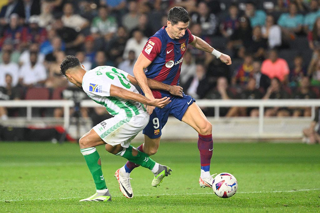 Barcelona merebut puncak klasemen sementara LALIGA atau Liga Spanyol dari Real Madrid usai pesta gol 5-0 atas Real Betis di Stadion Olympic Lluis Companys, Barcelona pada Sabtu waktu setempat atau Minggu, 17 September 2023 dini hari WIB.