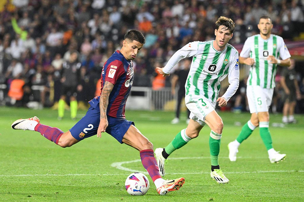 Di menit ke-30 melalui umpan terobosan Felix, sepakan dari Robert Lewandowski menggandakan keunggulan Blaugrana 2-0.