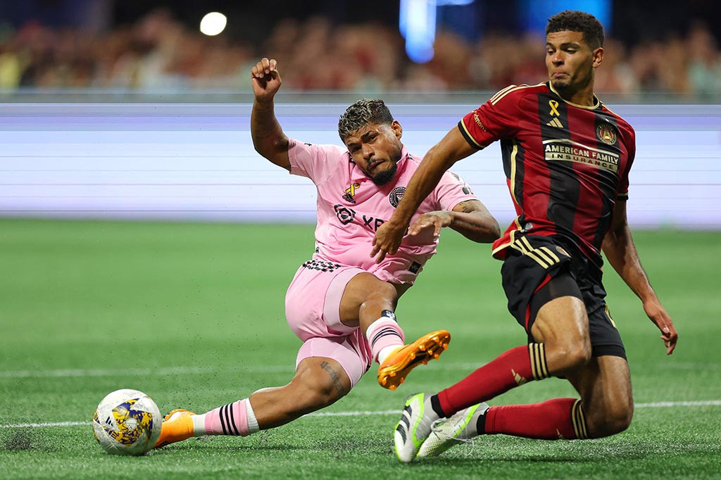 Pertahanan Miami, tanpa mantan bek kiri internasional Spanyol Jordi Alba, terhuyung-huyung dan serangan Atlanta yang merajalela mengambil keuntungan penuh, Brooks Lennon menambahkan gol ketiga pada menit ke-44 dengan tembakan manis setelah mendapat umpan dari Caleb Wiley.