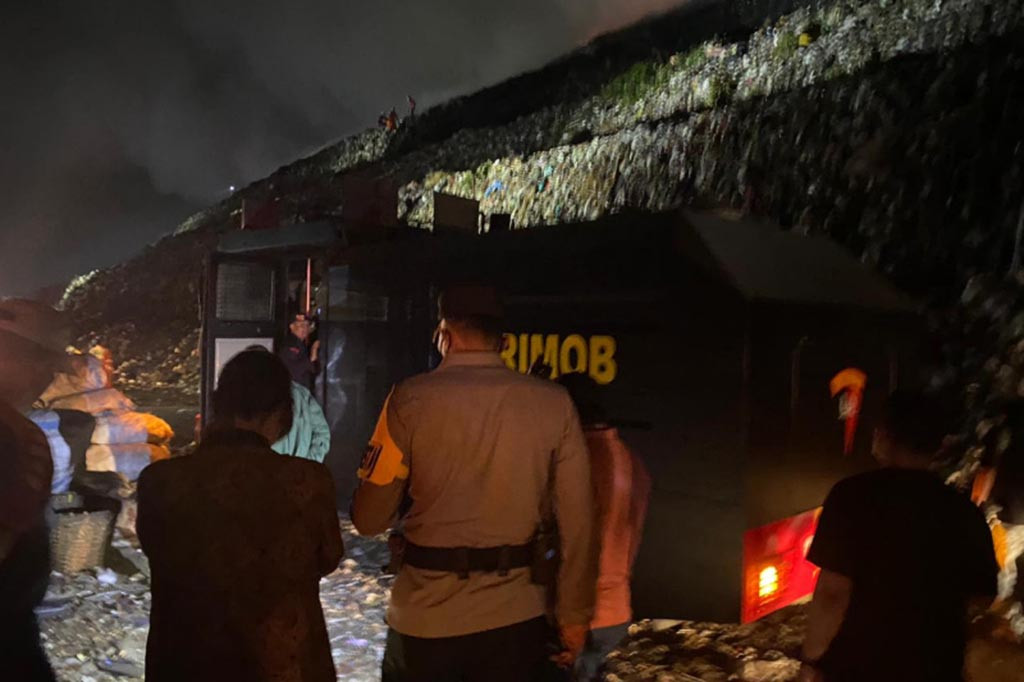 Ratusan warga tetangga Kota Solo itu pun harus mengungsi, karena sergapan asap dari gunungan sampah TPA Putri Cempo membuat mereka kesulitan bernafas. Lebih dari itu bau tidak sedap yang terbawa angin juga mengganggu tenggorokan.