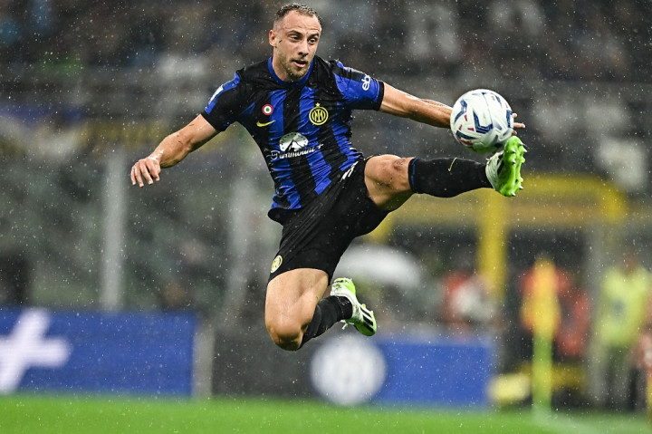 Inter justru menambah keunggulan pada menit ke-37 melalui aksi individu Marcus Thuram yang melepaskan sepakan di sisi kiri gawang Mike Maignan.