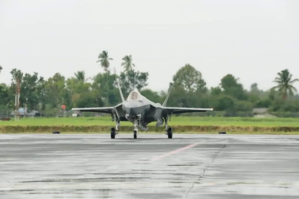 Delegasi utama Angkatan Udara Australia (RAAF) yang terdiri dari tiga pesawat F-35A, satu C-17 dan satu KC30 telah mendarat di Lanud Sam Ratulangi (SRI) Manado, Jumat, 15 September 2023. Kedatangan mereka disambut dengan hangat oleh Komandan Lanud Sam Ratulangi (SRI) Manado, Marsma TNI Muhammad Mujib di Base Ops Lanud SRI.