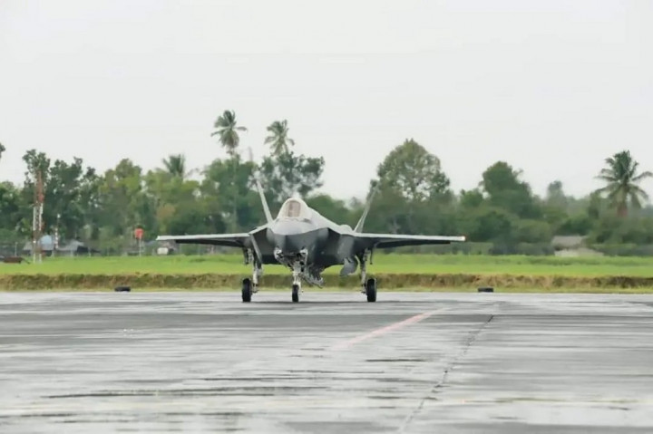 Delegasi utama Angkatan Udara Australia (RAAF) yang terdiri dari tiga pesawat F-35A, satu C-17 dan satu KC30 telah mendarat di Lanud Sam Ratulangi (SRI) Manado, Jumat, 15 September 2023. Kedatangan mereka disambut dengan hangat oleh Komandan Lanud Sam Ratulangi (SRI) Manado, Marsma TNI Muhammad Mujib di Base Ops Lanud SRI.