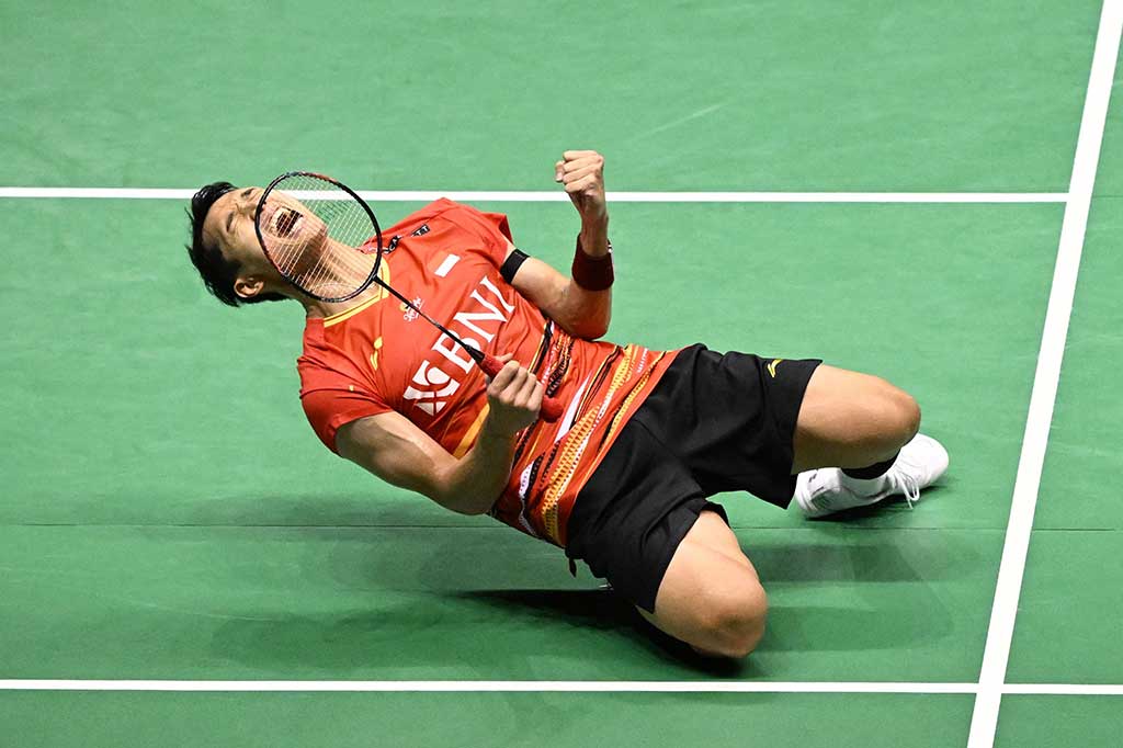 Pebulu tangkis tunggal putra Jonatan Christie melakukan selebrasi usai menyumbang gelar kedua bagi Indonesia dari turnamen Hong Kong Open 2023, Minggu, 17 September 2023.