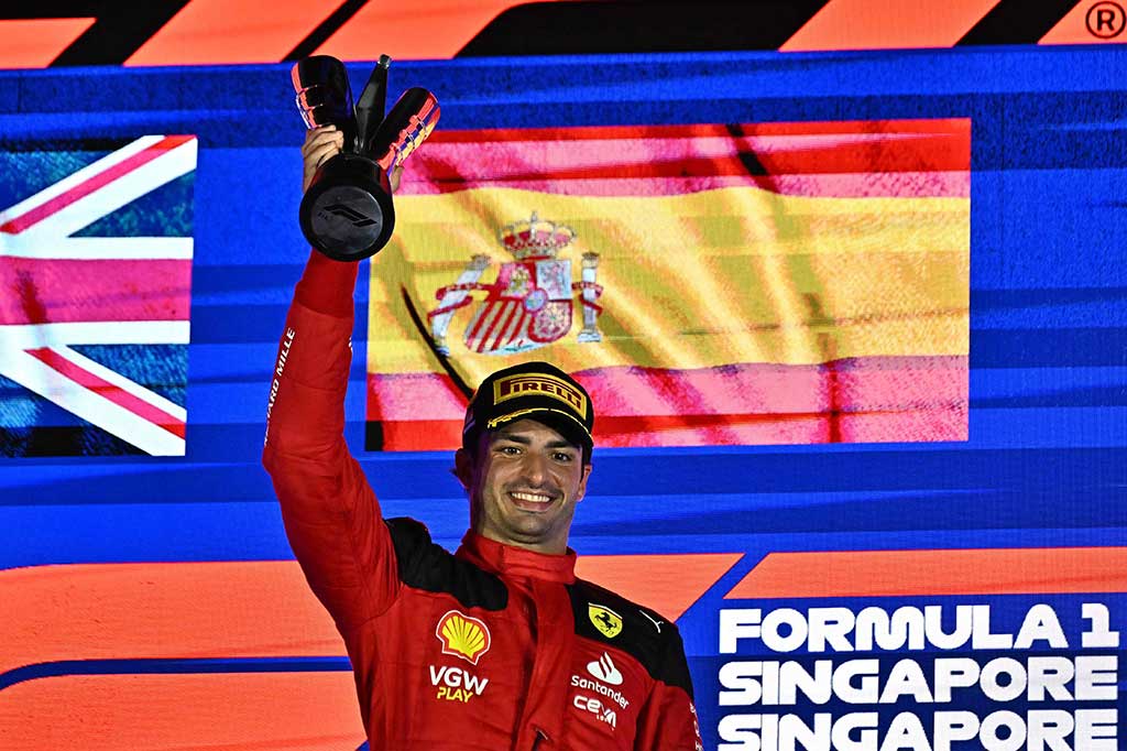 Pembalap Ferrari Carlos Sainz Jr memenangi Grand Prix Singapura pada Minggu, 17 September 2023, sekaligus mengakhiri rentetan kemenangan Red Bull.