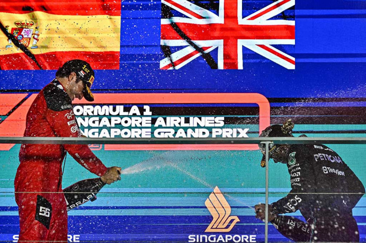 Lando Norris berada di posisi kedua dengan McLarennya, sedangkan pembalap Mercedez Lewis Hamilton menduduki posisi ketiga.