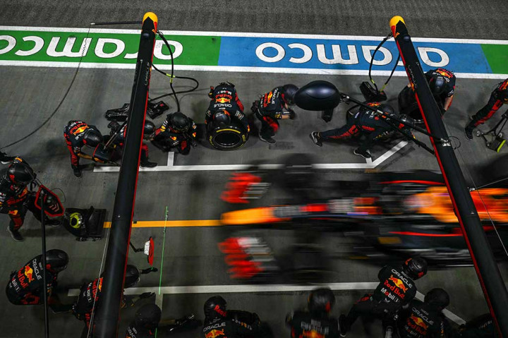 Sementara itu pemuncak klasemen Max Verstappen finis di posisi kelima, ketika Red Bull gagal meraih kemenangan untuk pertama kalinya di musim ini.