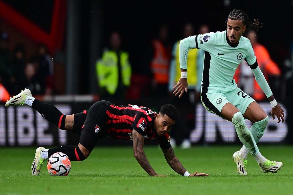 Pada sisa waktu babak pertama, Chelsea tetap lebih dominan mengendalikan pertandingan, namun hingga turun minum skor 0-0 tetap bertahan.