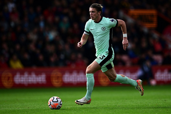 Chelsea mengambil inisiatif menyerang terlebih dahulu pada pertandingan ini dan sempat memiliki peluang melalui tendangan Raheem Sterling yang masih menyamping dari gawang Bournemouth.