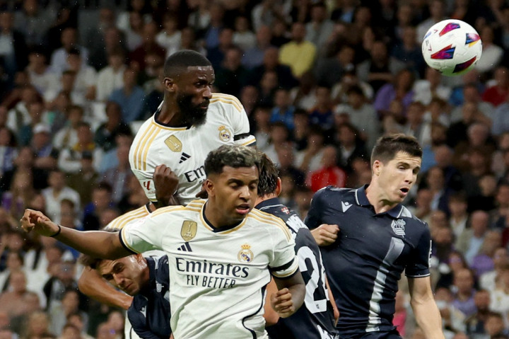 Real Sociedad memperoleh peluang di menit ke-30, memanfaatkan umpan Kubo sundulan dari Mikel Merino masih mampu ditangkis oleh Kepa. Skor 1-0 bertahan hingga babak pertama untuk keunggulan tim tamu Real Sociedad.