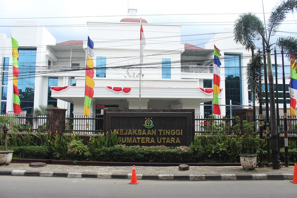 Kejaksaan Tinggi Sumatera Utara (Kejati Sumut) telah menuntut mati 57 terdakwa dalam perkara tindak pidana narkotika dan zat adiktif lainnya pada periode Januari hingga September 2023 oleh Jaksa Penuntut Umum (JPU) yang ada di beberapa Kejari dibawah wilayah hukum Kejati Sumut.