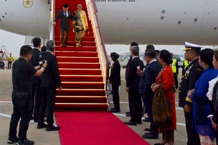 Setelah menempuh penerbangan selama 2 jam 50 menit dengan menggunakan pesawat Garuda Indonesia (GA-2), Wapres beserta Ibu Wury Ma'ruf Amin tiba di Bandara International Pudong, Shanghai, Minggu, 17 September 2023 sekitar pukul 17.30 waktu setempat.
