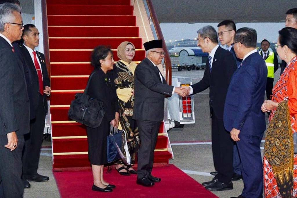 Setibanya di Shanghai, Wapres beserta rombongan disambut oleh Deputi Dirjen Urusan Luar Negeri Provinsi Shanghai, Liu Guangyong; Dubes RI di Beijing Djauhari Oratmangun dan Ibu Sih Elsiwi Handayani Oratmangun; Acting Konjen RI untuk Shanghai Ibu Faramela; serta Atase Pertahanan RI di Beijing Brigjen TNI (Mar) Benny Poltak Nadeak dan Ibu Desy Sulastri Tampubolon.