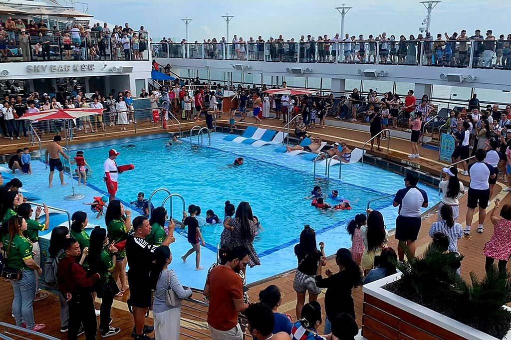 Kapal ini memiliki 17 restoran dengan sajian menu global. Pilihan Asian taste banyak, menyesuaikan market penumpang. Ada beberapa restoran complimentary (sudah termasuk dalam tarif cruise). Yaitu, Windjammer dengan konsep buffet. Juga, Main Dining Room dengan suasana lebih intimate.