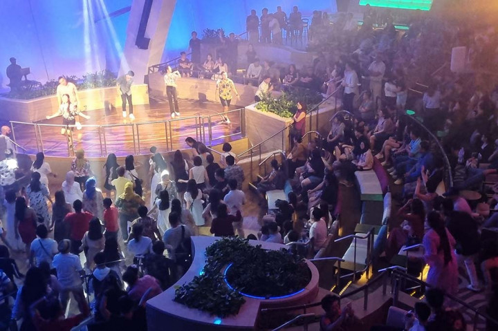 Spectrum of the Seas merupakan kapal pesiar terbesar di Asia dengan kapasitas total 5.600 orang. Beragam fasilitas berteknologi canggih di kapal. Untuk pengalaman ekstra, traveler bisa pilih stateroom (kamar) dengan balkon. Menikmati view laut, sunrise, dan sunset dari balkon kamar. Ada pula ultimate family suite yang menawarkan kamar eksklusif untuk keluarga dengan kapasitas hingga 9 orang.