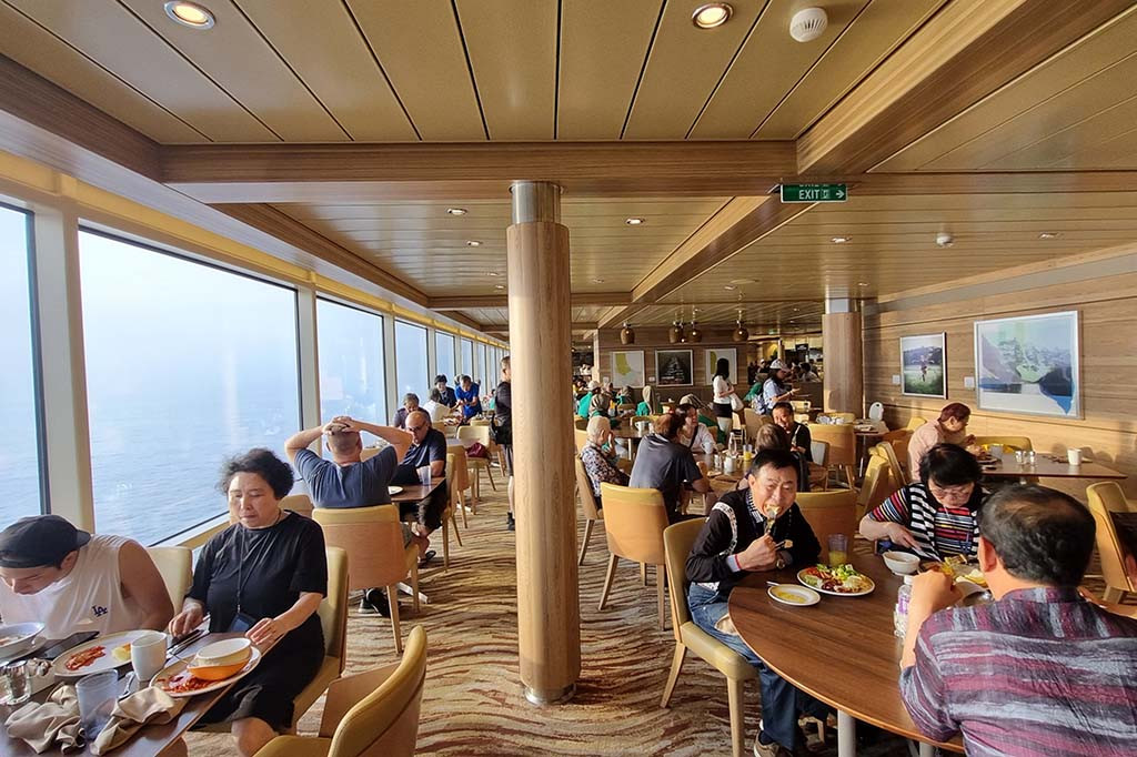 Pilihan aktivitas atau spot yang bisa dinikmati. Seperti RipCord by iFLY, menjajal simulasi skydiving. Di dalam tabung bertekanan udara tinggi, pengunjung merasakan sensasi terbang selama 1 menit. Tenang, didampingi instruktur. Yang penasaran menjajal surfing bisa mencobanya di FlowRider.