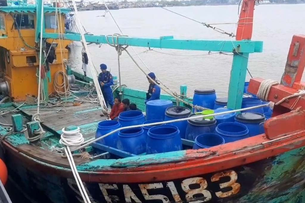 Dalam penangkapan sempat diwarnai aksi kejar-kejaran di tengah laut, setelah melihat kapal patroli milik Baharkam Mabes Polri gencar patroli dan menjaga perairan Indonesia.
