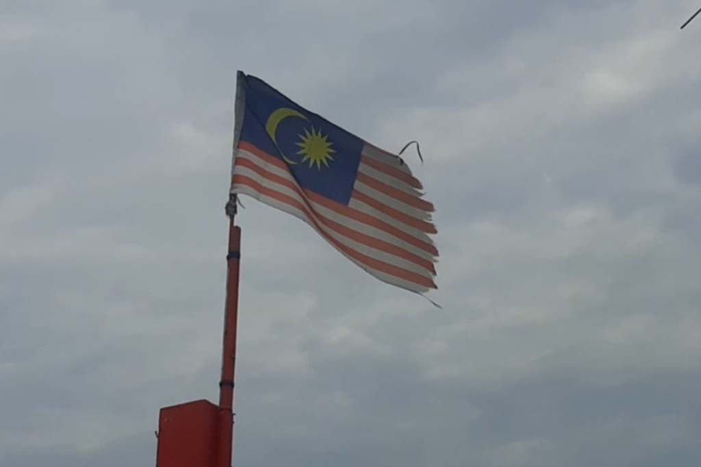 Setelah hampir setengah jam melakukan pengejaran terhadap kapal nelayan asing bendera Malaysia, petugas berhasil mengamankan lima awak kapal warga negara Indonesia merupakan warga asahan, Sumatera utara dan menemukan hasil tangkapan ikan curian sebanyak 500 Kilogram.