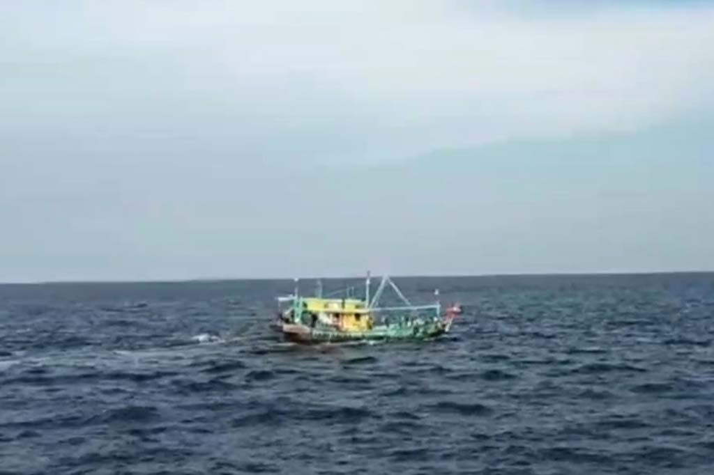Mendeteksi adanya kapal ikan asing bendera malaysia masuk ke perairan Indonesia, kapal patroli Bisma milik Baharkam Mabes Polri langsung mengejar kapal kedapatan mencuri ikan mengunakan alat tangkap jenis trawl di perairan Selat Malaka, Indonesia.