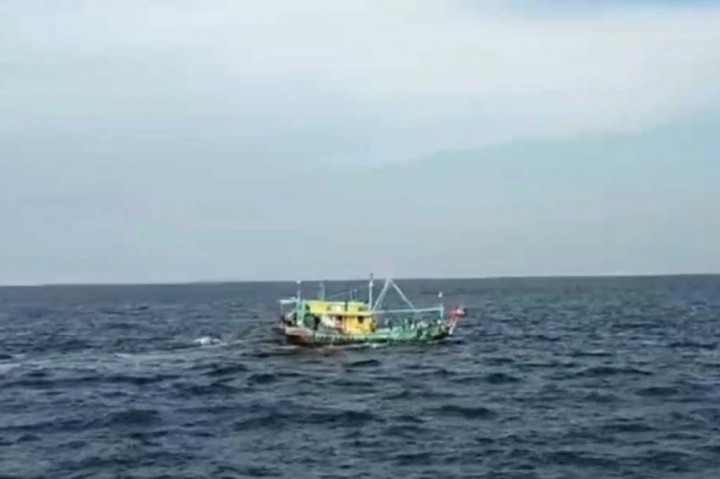 Mendeteksi adanya kapal ikan asing bendera malaysia masuk ke perairan Indonesia, kapal patroli Bisma milik Baharkam Mabes Polri langsung mengejar kapal kedapatan mencuri ikan mengunakan alat tangkap jenis trawl di perairan Selat Malaka, Indonesia.