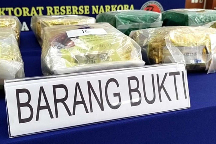 Penyelidikan tersebut difokuskan pada jaringan internasional khususnya pada jalur masuknya, di mana narkotika jenis Sabu seberat 20 Kilogram masuk melalui jalur darat yang berasal dari Makassar, Provinsi Sulawesi
Selatan ke Kota Palu, Sulawesi Tengah.
