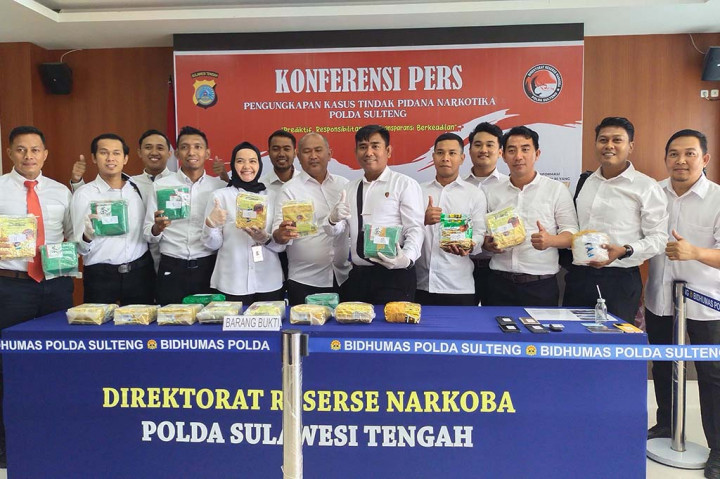 Adapun barang bukti yang disita dari kedua pelaku berupa 20 bungkus narkotika jenis sabu seberat 20 Kg, satu unit handphone merek OPPO berwarna kuning, satu unit handphone merek Vivo warna hitam, satu rangkaian alat isap sabu, satu buah buku tabungan, satu ATM BRI milik Andi Rivai, dan satu unit kendaraan roda 4 jenis Avanza.