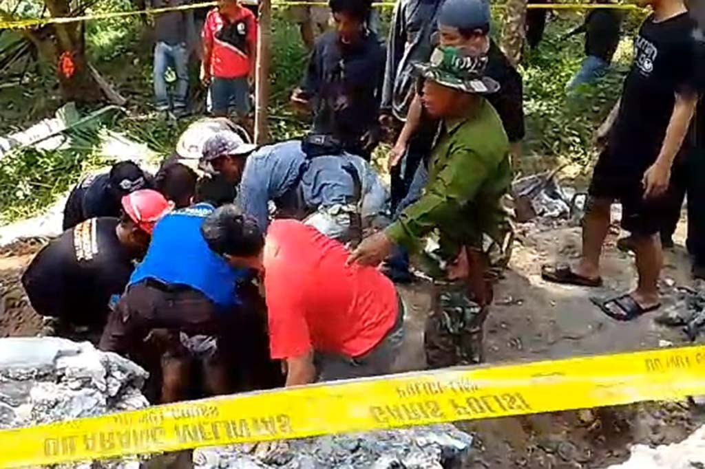 Tiga pekerja proyek pembangunan tembok penahan tanah (TPT) di Jalan Bojongmalang, Dusun Tanjungsari, Desa Ciliang, Kecamatan Parigi, Kabupaten Pangandaran, Jawa Barat meninggal dunia setelah tertimpa material. Kejadian itu terjadi, Senin, 18 September 2023 sekitar pukul 09.00 WIB dan semuanya langsung dibawa ke RSUD Pandega, Kabupaten Pangandaran.
