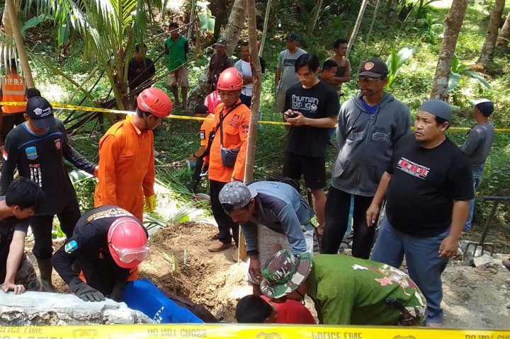 Ketua FK Taruna Siaga Bencana (Tagana) Kabupaten Pangandaran, Nana Suryana mengatakan, pihaknya mendapat laporan ada tiga orang pekerja pembangunan proyek TPT di Jalan Bojongmalang, Dusun Tanjungsari. Namun, ketiga orang pekerja yang melakukan penggalian tanpa diduga tembok penahan tanah (TPT) ambruk dan menimpa mereka.