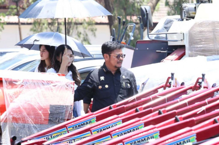 Selain penyerahan bantuan alsintan, juga ada penandatangan komitmen bersama antara Kementan melalui Direktorat Jenderal Prasarana dan Sarana Pertanian dengan Gubernur Sulsel dan Bupati Gowa dalam rangka penyaluran Kredit Usaha Rakyat (KUR) masing-masing senilai Rp100 juta dan Rp50 juta.