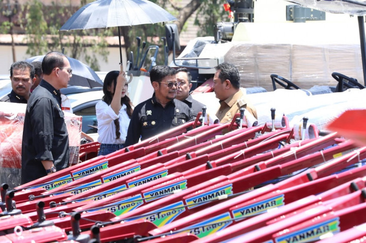 Bantuan tersebut diserakan, usai Rapat Koordinasi pengendalian inflasi daerah di Ruang Pola dan lapangan Kantor Gubernur Sulsel, Senin, 18 September 2023, langsung oleh Menteri Pertanian RI syahrul Yasin Limpo kepada Penjabat (Pj) Gubernur Sulsel Bahtiar Baharuddin, disaksikan langsung Pangdam XIV Hasanuddin Mayjen Totok Imam Santoso dan Kapolda Sulsel Irjen Setyo Boedi Moempoeni, serta Kajati Sulsel Leonard Eben Ezer Simanjuntak.