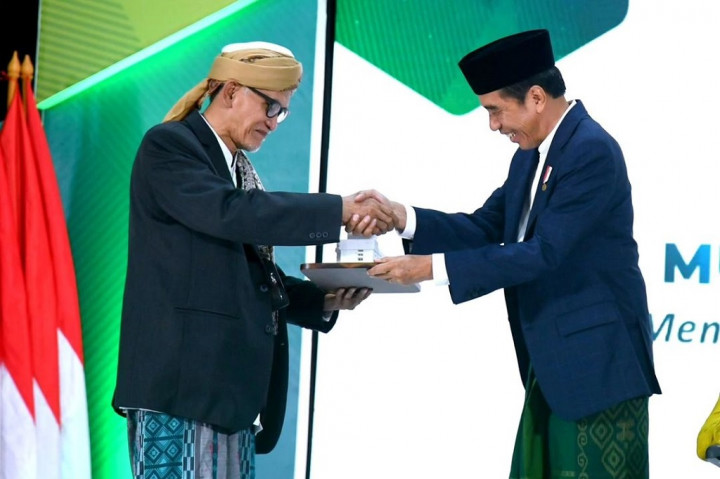 Presiden Joko Widodo membuka secara resmi Musyawarah Nasional Alim Ulama dan Konferensi Besar Nahdlatul Ulama (NU) 1445 H/2023 M di Pondok Pesantren Al-Hamid, Jakarta, pada Senin, 18 September 2023. Dalam sambutannya, Presiden Jokowi mendukung apa yang tengah dilakukan oleh Pengurus Besar Nahdlatul Ulama (PBNU) untuk meningkatkan kekuatan besar nahdliyin dengan digitalisasi sebagai pintu masuknya.