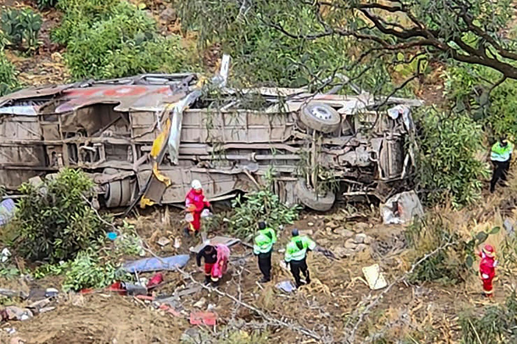 Tim penyelamat bekerja di lokasi di mana sebuah bus terjun ke jurang di jalan pegunungan pedesaan terpencil di tenggara Peru, pada Senin, 18 September 2023. Sedikitnya 25 orang tewas, dua di antaranya anak-anak akibat kecelakaan tersebut.