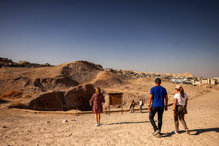 Pengunjung berwisata di situs prasejarah Tell es-Sultan, Jericho, Palestina, Minggu, 17 September 2023. UNESCO menetapkan situs prasejarah Tell es-Sultan sebagai warisan budaya dunia di Palestina.