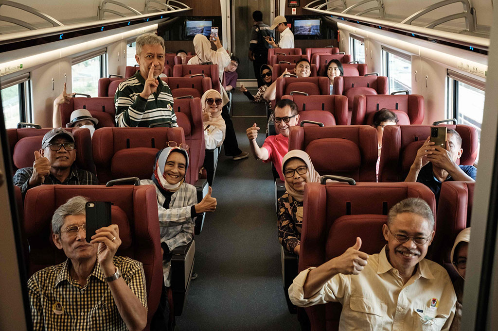 Warga menunggu keberangkatan di dalam gerbong kereta cepat di Stasiun Tegalluar, Kabupaten Bandung, Jawa Barat.