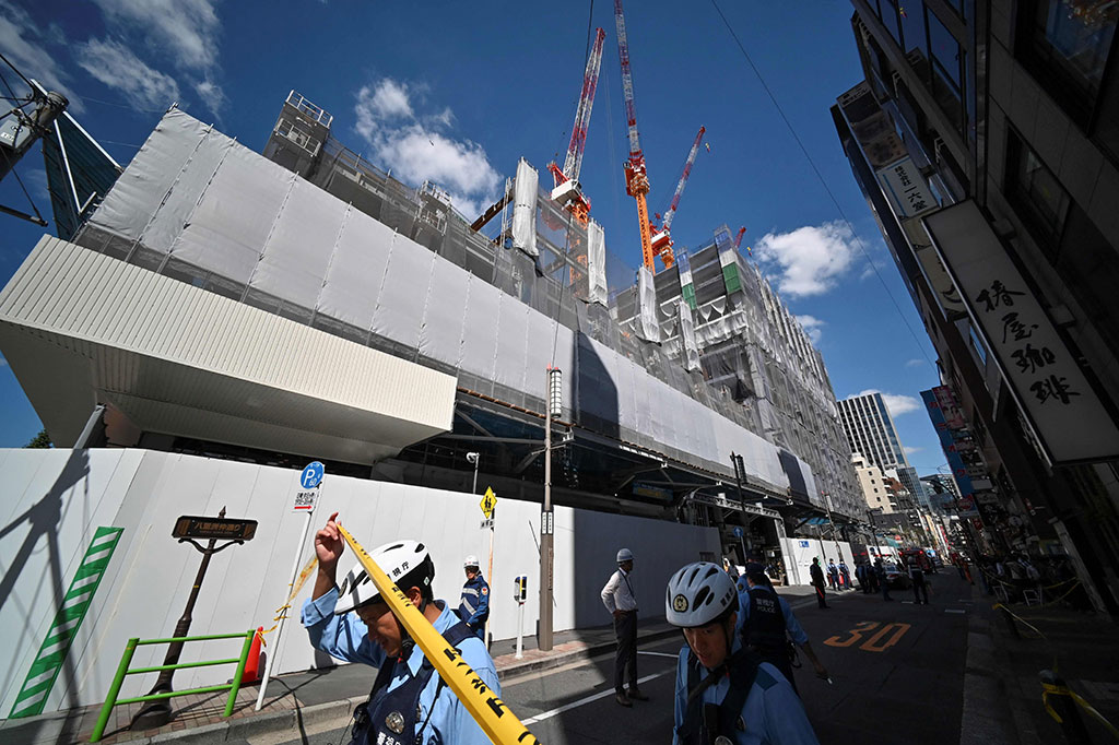 Menurut Polisi Metropolitan Tokyo, para pekerja terjebak dalam insiden tersebut ketika rangka baja jatuh dari lantai tujuh ke lantai tiga di Nihonbashi, Daerah Chuo, pada pukul 9:20 pagi.