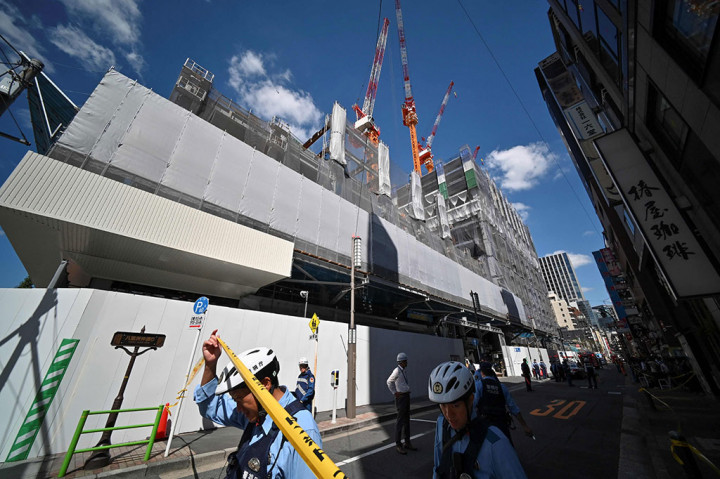 Menurut Polisi Metropolitan Tokyo, para pekerja terjebak dalam insiden tersebut ketika rangka baja jatuh dari lantai tujuh ke lantai tiga di Nihonbashi, Daerah Chuo, pada pukul 9:20 pagi.