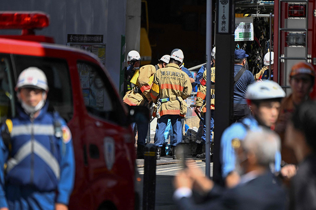 Empat pekerja terjatuh bersama beberapa balok yang beratnya total lebih dari 10 ton, sedangkan pekerja kelima terluka saat bekerja di lantai tiga.