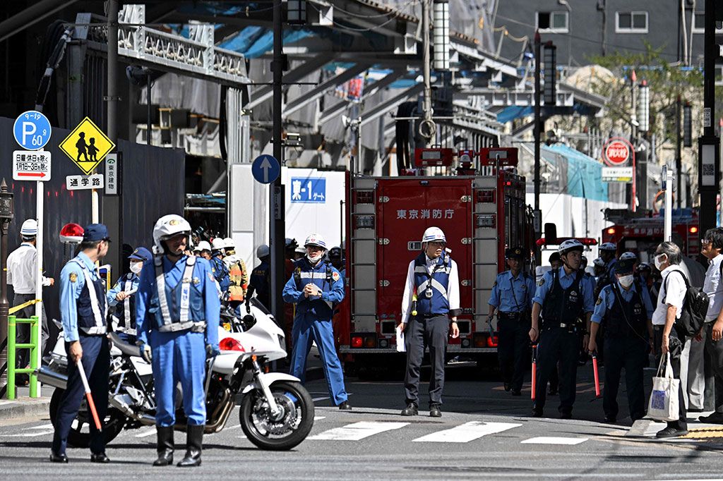 Di lokasi kejadian, di kawasan ramai dekat pintu keluar Yaesu Stasiun Tokyo yang merupakan lokasi banyak perkantoran, polisi masih berada di kawasan tersebut dua jam setelah kejadian. 