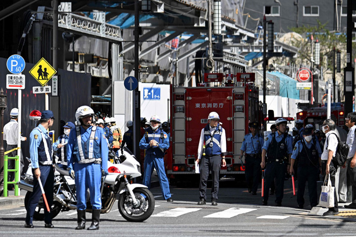 Di lokasi kejadian, di kawasan ramai dekat pintu keluar Yaesu Stasiun Tokyo yang merupakan lokasi banyak perkantoran, polisi masih berada di kawasan tersebut dua jam setelah kejadian. 
