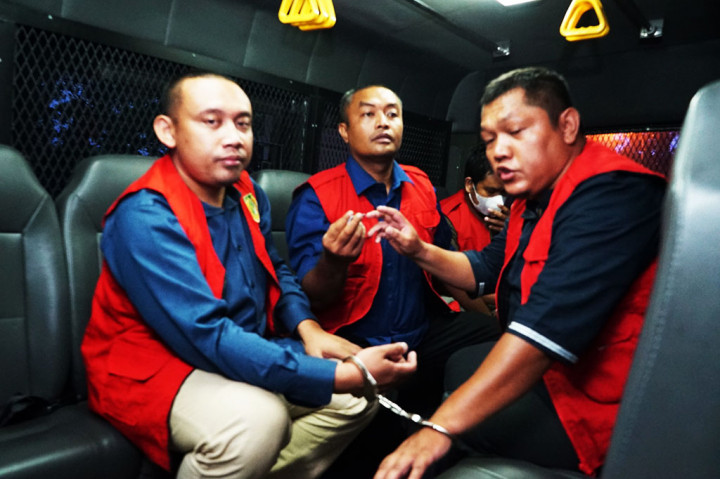 Selain itu, Kejati Sumut juga menangkap rekanan yaitu tiga tersangka lainnya dari pihak swasta berinisial SH, RK, dan HN (masing-masing berkas terpisah).