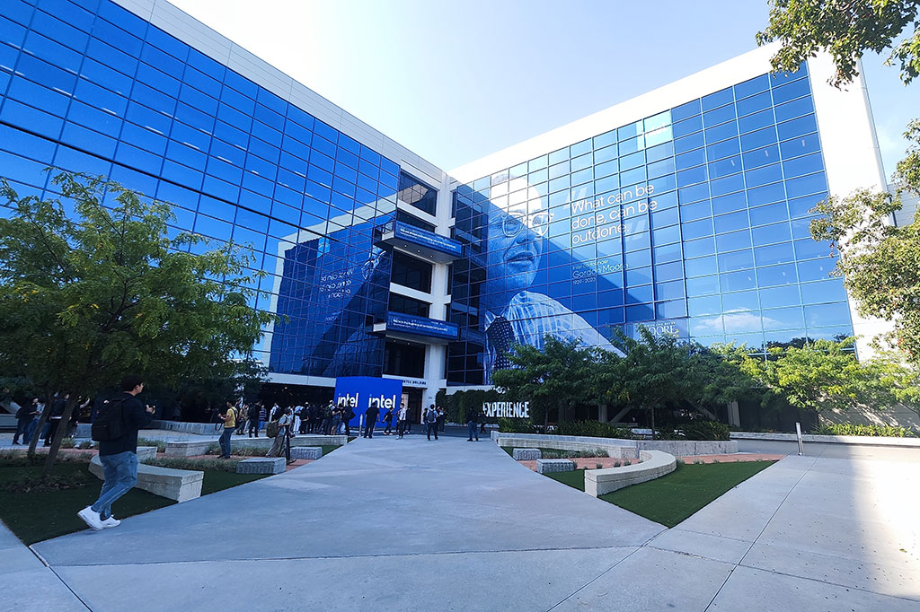 Kantor cabang Intel di Santa Clara, California, memiliki ruang Intel Museum yang memamerkan koleksi inovasi teknologi Intel, khususnya prosesor, serta perjalanan perusahaan yang berdiri sejak 1968.