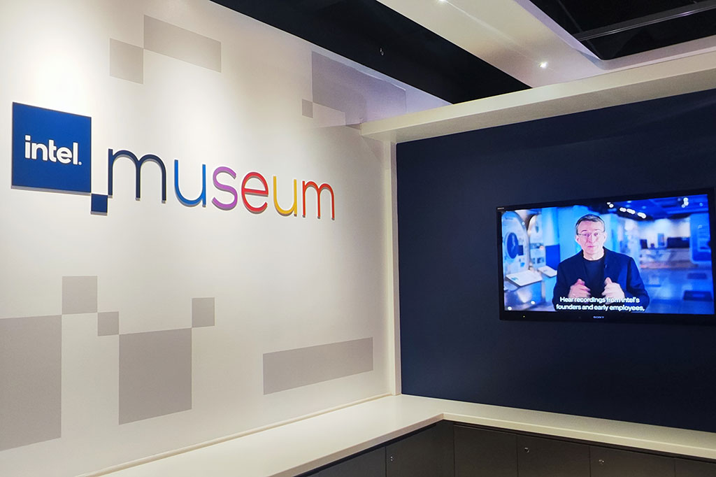 Intel Museum tidak memasang harga tiket masuk, dan bisa dikunjungi publik. Ukurannya yang tidak luas membuat pengunjung bisa menikmati seluruh pameran di dalamnya dalam waktu kurang dari satu jam.