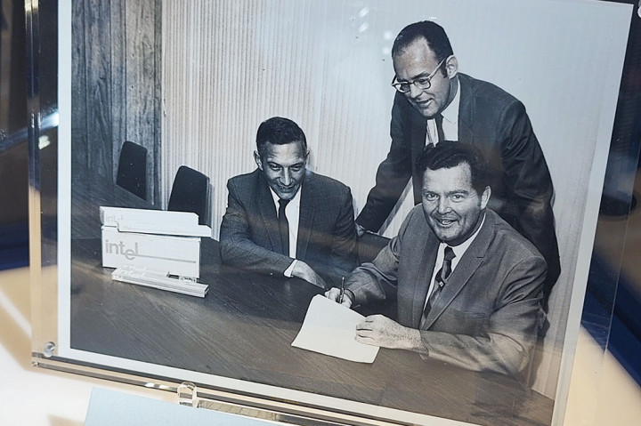 Intel didirikan oleh Robert N. Noyce, Gordon E. Moore, dan Andrew S. Grove ketiganya merupakan ilmuwan. Intel awalnya memproduksi komponen komputasi bernama microcontroller yang berkembang menjadi prosesor.