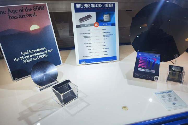 Perbandingan microcontroller dan prosesor yang diciptakan Intel, perbedaan keduanya bisa dilihat dari jumlah transistor yang berpengaruh kepada kemampuannya.