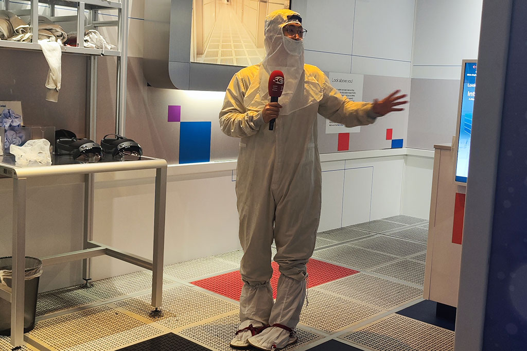 Pakaian yang digunakan tim Intel dalam fasilitas produksi prosesor dan replika bangunan produksi prosesor yang dibagi menjadi beberapa area.