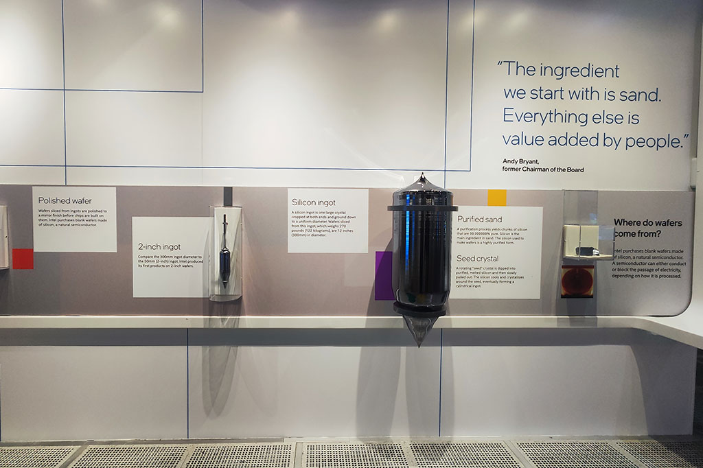 Proses pengolahan material untuk silikon dan menjadi wafer yaitu lempengan silikon untuk dibuat menjadi prosesor.